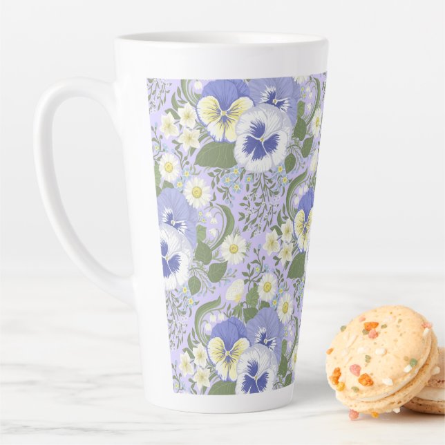 Taza De Café Latte Flores de jardín de primavera sobre lavanda (In situ)