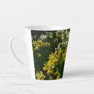 Taza De Café Latte Flores de primavera de los Daffodils amarillos y b