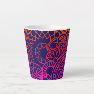 Taza De Café Latte Flores naranjas moradas y fondo azul marino