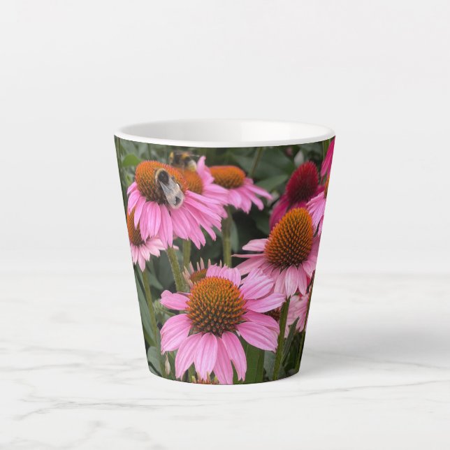 Taza De Café Latte Flores y abejas rosadas preciosas (Anverso)