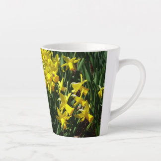 Taza De Café Latte Focos amarillos y flores de primavera alegres