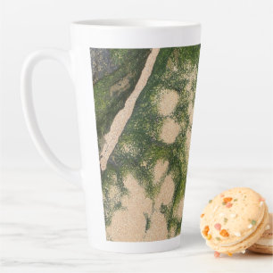 Taza De Café Latte Formación de roca de arenisca con musgo verde esme