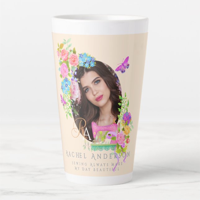 Taza De Café Latte Foto Beige de monograma floral de cinta de coser (Anverso)