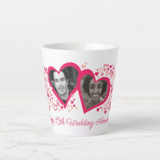 Taza De Café Latte Foto de aniversario de boda de dos corazones perso