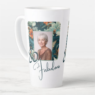 Taza De Café Latte Foto de cumpleaños con patrón de flores y 80 y fab
