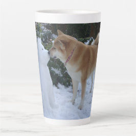 Taza De Café Latte foto de un lindo akita besando a un muñeco de niev