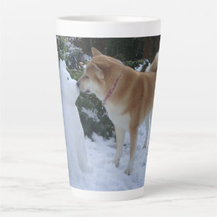 Taza De Café Latte foto de un lindo akita besando a un perro akita mu