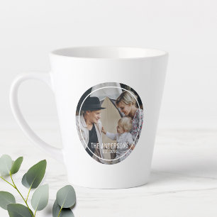 Taza De Café Latte Foto del personalizado con apellido y año establec