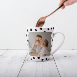 Taza De Café Latte Foto familiar moderna y regalo de belleza de punto<br><div class="desc">Foto familiar moderna y regalo de belleza de puntos negros</div>