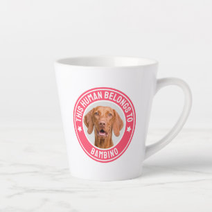 Taza De Café Latte Foto personalizado Este humano pertenece al nombre