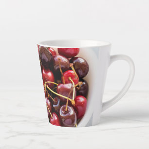 Taza De Café Latte Fotografía de Cerezas Rojas Frescas en un Tazón