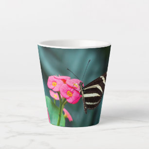 Taza De Café Latte Fotografía de Mariposa en Flor Rosa