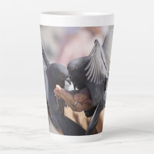 Taza De Café Latte Fotos de alas coloridas de aves palomas para amant