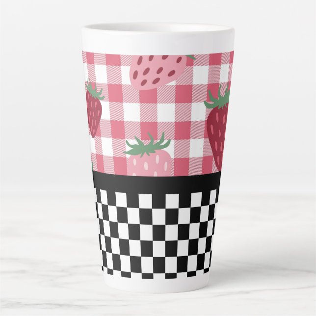 Taza De Café Latte Fresas caprichosas y tablero de ajedrez (Anverso)