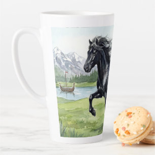 Taza De Café Latte Freydis Black Horse en paisaje nórdico
