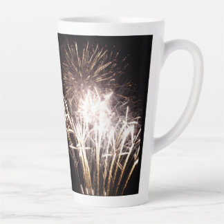 Taza De Café Latte Fuegos artificiales blancos y dorados en celebraci