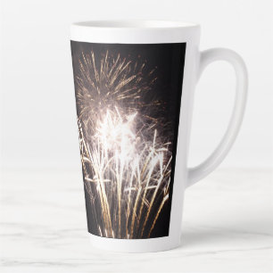 Taza De Café Latte Fuegos artificiales blancos y dorados I Celebració