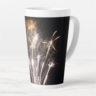 Taza De Café Latte Fuegos artificiales blancos y dorados II Celebraci