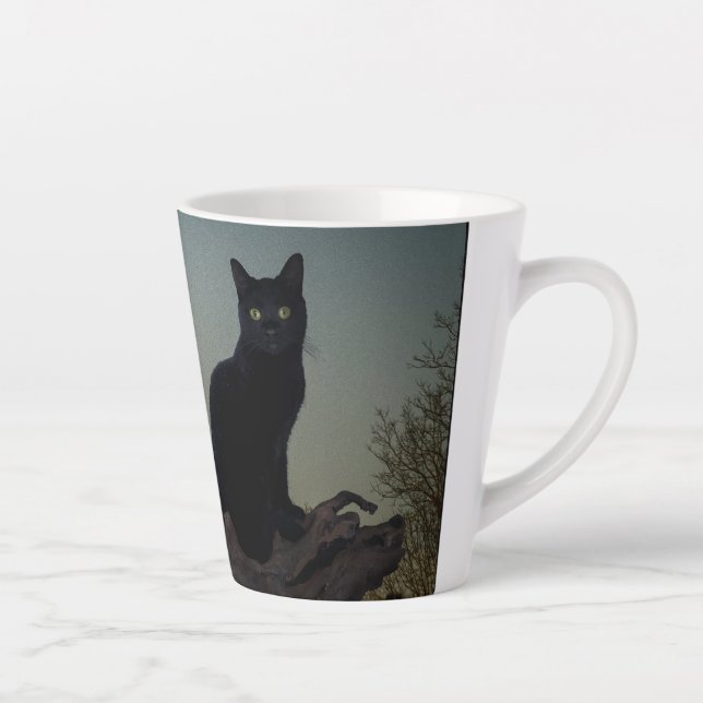 Taza De Café Latte Gato negro en un árbol frente a una luna llena (Derecha)