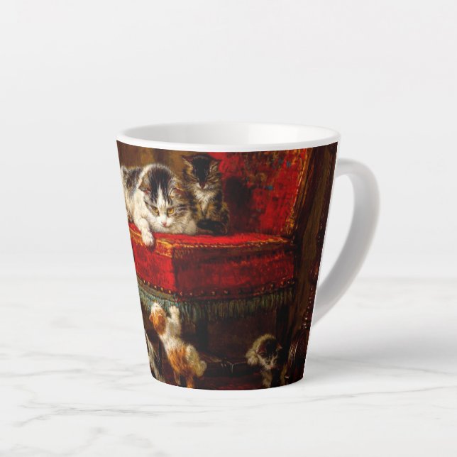 Taza De Café Latte Gato y gatitos jugando con silla (Ángulo derecho)