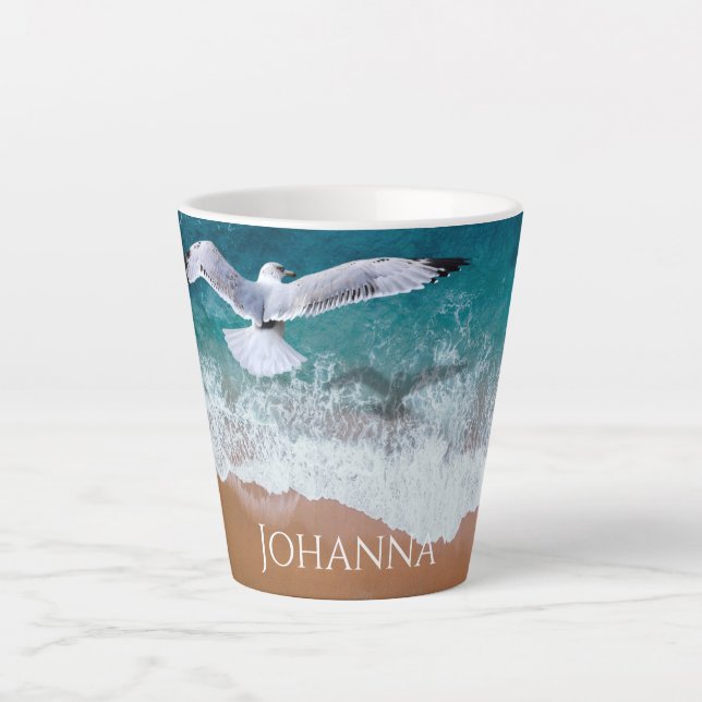 Taza De Café Latte Gaviota sobre la costa del mar (Anverso)