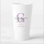 Taza De Café Latte Gigi Elegant Script Monograma Lilac White<br><div class="desc">¡Latte mug por un nuevo gigi o uno establecido desde hace tiempo! que puedes personalizar con la fecha en que se convirtieron en abuela o bisabuela. Este diseño minimalista de moda tiene una paleta de colores bonito de lilas, blanco y negro. Tiene un monograma Gigi, con la letra inicial G...</div>