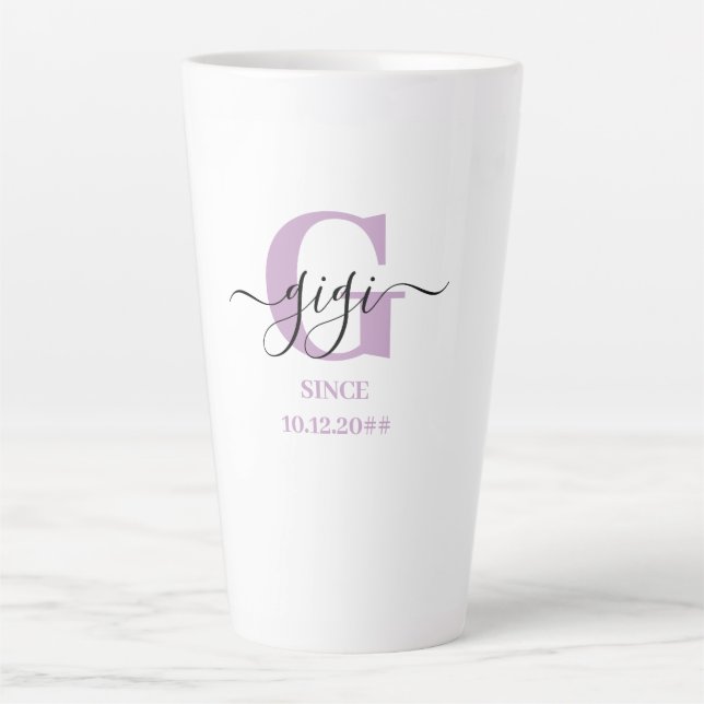 Taza De Café Latte Gigi Elegant Script Monograma Lilac White (Anverso)