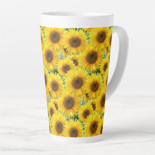 Taza De Café Latte Girasoles floreciendo sobre turquesa