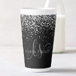 Taza De Café Latte Glam Black Silver Purpurina Glam Monograma Nombre<br><div class="desc">Purpurina Glam Black Silver Elegante Monograma Latte Mug. Personaliza fácilmente este diseño de pulsera de latte de moda a la moda con un elegante purpurina brillante de plata sobre un fondo negro. El diseño incluye su monograma manuscrito con remolques de bonito y su nombre.</div>
