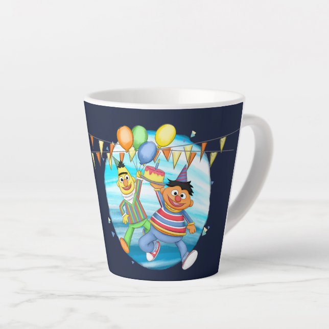 Taza De Café Latte Globos de Bert y Ernie Birthday (Ángulo derecho)