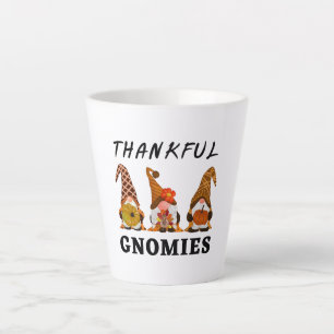 Taza De Café Latte Gnomías agradecidas con un lindo trío otoñal de nó