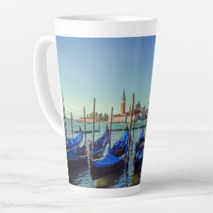 Taza De Café Latte Góndolas en Venecia, Italia