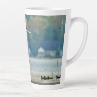 Taza De Café Latte Gran garza azul en Dock Latte Mug