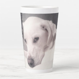 Taza De Café Latte Gris de perro blanco hermoso