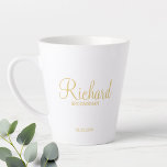 Taza De Café Latte Groomsman personalizado con guión moderno de oro<br><div class="desc">Regalos personalizados Groomsman con el nombre personalizado del groomsman en estilo de letra de escritura moderna de oro con el título y la fecha boda en estilo de letra sans serif moderno. También perfecto para el mejor hombre, padre de la novia, dama de honor, madre de la novia y más....</div>