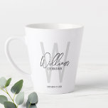 Taza De Café Latte Groomsmen personalizado de escritura moderna<br><div class="desc">Moderno Minimalista Personalizado Monograma y Regalos de nombres Este diseño presenta un nombre personalizado en estilo de letra de escritura a mano gris moderno y monocagrama en gris claro moderno sans serif estilo de fuente como fondo, con detalles bodas en gris moderno sans serif estilo de fuente, sobre fondo blanco....</div>