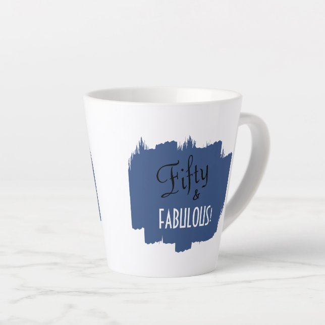 Taza De Café Latte Guión de moda Azul Schmear 50 y FABULOSO Cumpleaño (Ángulo derecho)