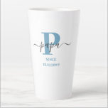 Taza De Café Latte Guión elegante del Papa Monograma Mug de latte bla<br><div class="desc">¡Latte mug para un nuevo papá o uno establecido hace tiempo! que puedes personalizar con la fecha en que se convirtieron en abuelo. Este moderno diseño minimalista se caracteriza por una moderna paleta de colores azul, negro y blanco. Tiene un monograma de Papa, con la letra inicial P y el...</div>