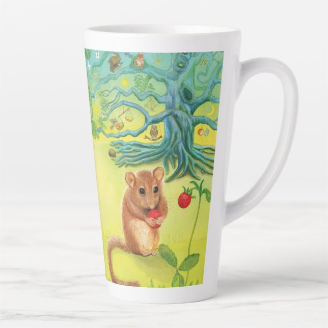Taza De Café Latte Hazel Dormouse comiendo fresa silvestre (Derecha)