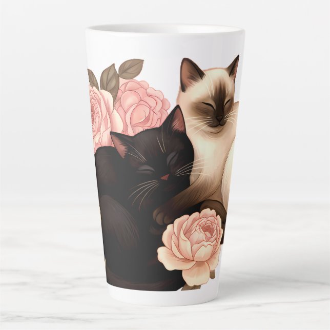 Taza De Café Latte Heartbound: Siamese & Black Cats in Bloom (Anverso)