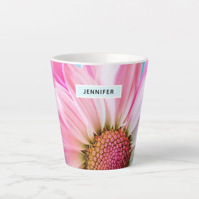 Taza De Café Latte Hermosa flor rosa cercana foto (Anverso)