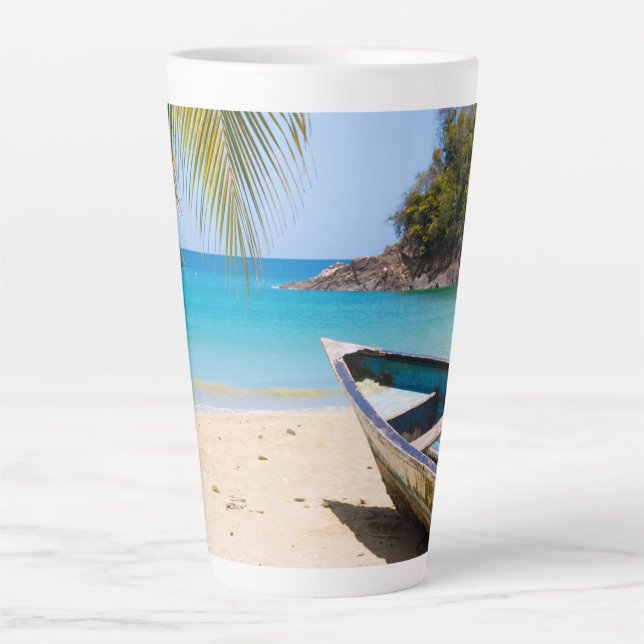 Taza De Café Latte Hermosa playa tropical con lancha (Anverso)