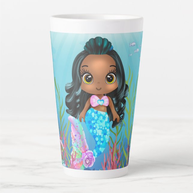 Taza De Café Latte Hermosa sirena negra jugando en el mar (Anverso)