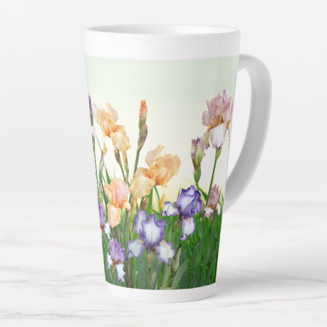 Taza De Café Latte Hermosas flores Lirios de primavera (Ángulo derecho)