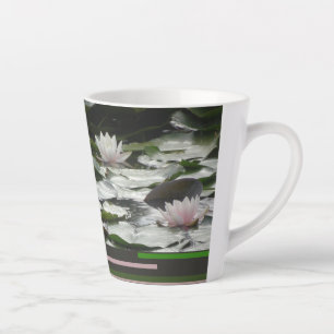 Taza De Café Latte Hermosas lilas de agua rosada Diseño Latte Mug