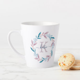 Taza De Café Latte Hermoso monograma de flor de color liaco