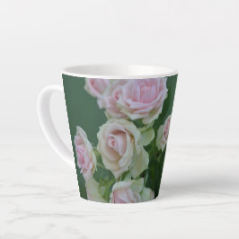 Taza De Café Latte Hermosos rosas de jardín rosa claro