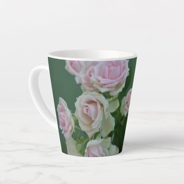 Taza De Café Latte Hermosos rosas de jardín rosa claro (Ángulo izquierdo)