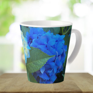 Taza De Café Latte Hidrangea azul florecimiento floral