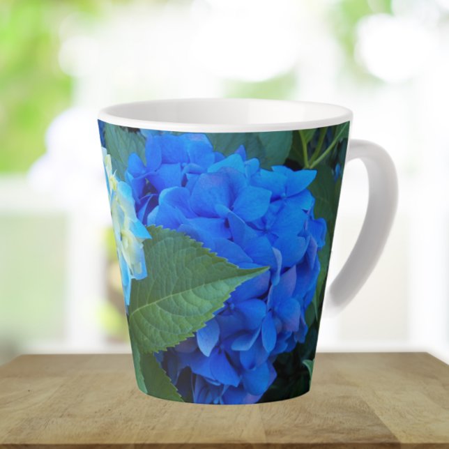 Taza De Café Latte Hidrangea azul florecimiento floral (In Situ)